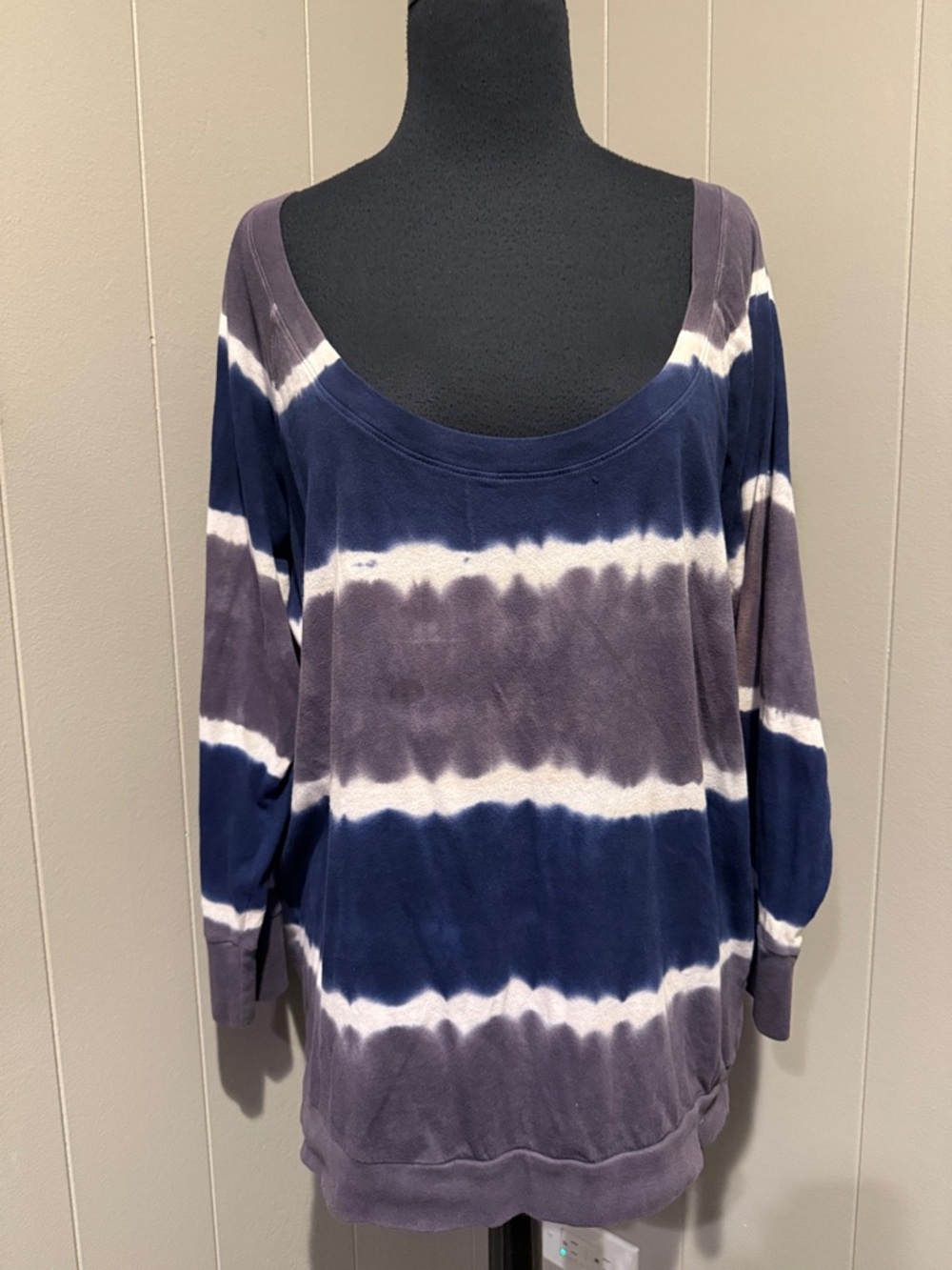 B38 C&C California Women’s Large Tie-Dye Scoop Neck Long Sleeve Top